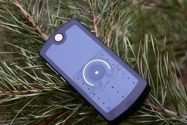 Motorola ROKR E8 относится к типу музыкальных телефонов для молодых, стильных и ярких людей.