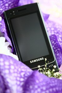 Samsung S8300 Ultra Touch с одной стороны является обычным слайдером, с другой – это полноценный тачскрин.