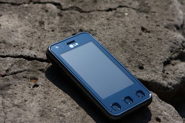 Новый телефон с сенсорным дисплеем LG KC910 Renoir.