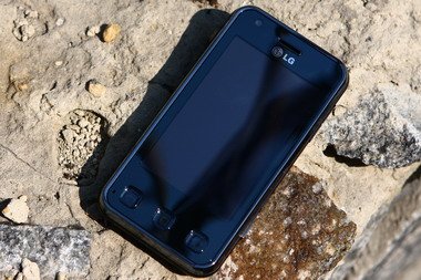 Благодаря A-GPS, Wi-Fi, поддержке сетей третьего поколения телефон и многомегапиксельной камере LG KC910 Renoir не назовешь середнячком.