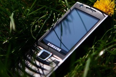 Samsung S7220 ничем выдающимся особо не отличается. Это негативно влияет на популярность.
