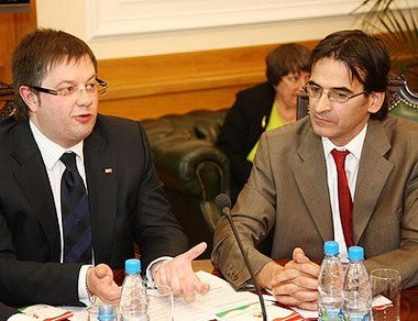 Дмитрий Лапицкий, коммерческий директор по работе с розничным рынком «МТС Россия» [слева] и Франк Гаррабос, руководитель дивизиона «Электроника» центрального офиса «Ашан».