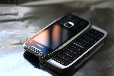 Nokia E75 с полноценной QWERTY-клавиатура для удобной работы с почтой и текстовыми сообщениями.