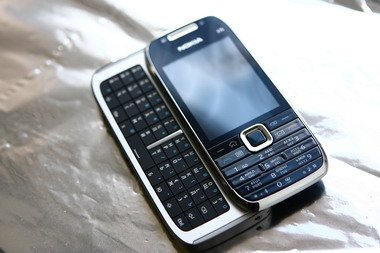 Несмотря на всю строгость E-series, среди вариантов исполнения Nokia E75 помимо классического черного предусмотрены еще красный и бронзовый варианты.