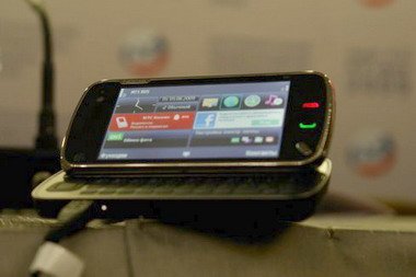 Коммуникатор Nokia N97 с QWERTY-клавиатурой и сенсорным дисплеем с поддержкой виджетов на рабочем столе.