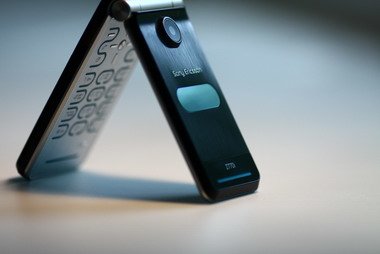 В линейке компании Sony Ericsson можно встретить не так уж и много телефонов в раскладном форм-факторе.