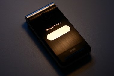 В закрытом состоянии внимание к Sony Ericsson Z770i привлекает зеркальная поверхность, которая на самом деле является внешним дисплеем.