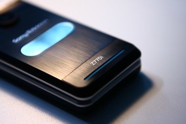 Sony Ericsson Z770i выпускается в трех цветовых вариантах: серебристом с красной вставкой, черном с синей вставкой и золотистом.