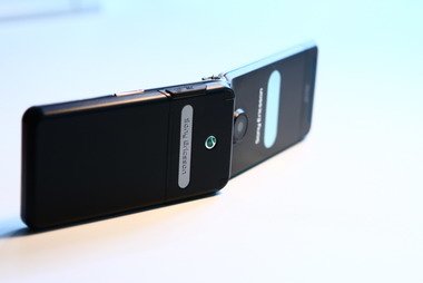 Sony Ericsson Z770i обладает средним по размеру 2,2-дюймовыми QVGA-дисплеем.