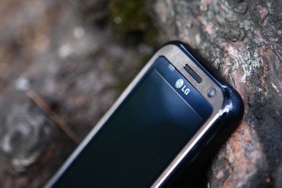 Компания LG целенаправленно развивает все новые и новые сенсорные телефоны.