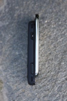 На правой боковой грани Nokia N86 располагается пара динамиков для воспроизведения мелодий звонка и аудиофайлов. В силу их расположения стереоэффект выражен недостаточно ярко, хотя звук чистый и весьма громкий.