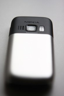 Оборотная сторона Nokia 6303 весьма и весьма минималистична: металлическая крышка аккумуляторного отсека, отверстия динамика для воспроизведения аудиофайлов и окошко встроенной 3,2 Mpix фотокамеры со светодиодной вспышкой.