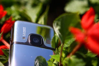 На задней поверхности Nokia 6700 classic расположился объектив встроенной 5 Mpix камеры с автофокусом и светодиодная вспышка.