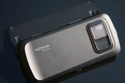 Задняя поверхность Nokia N97 выполнена из бархатистого пластика.