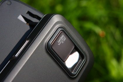 Несмотря на то, что Nokia N97 самый настоящий камерофон, он имеет обычную светодиодную вспышку, зато есть активная шторка.