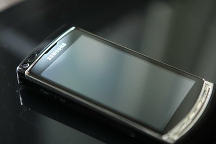 Samsung i8910 нельзя назвать миниатюрным телефоном.
