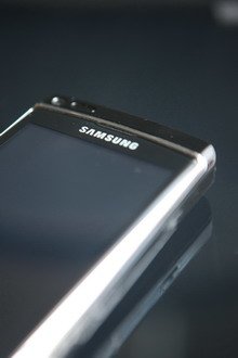 В отличие от некоторых тачскринов экран Samsung i8910 практически не утоплен в корпус.