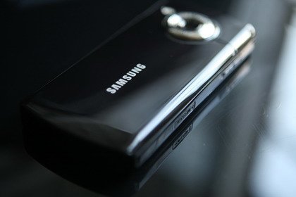 На задней поверхности Samsung HD находится 8 Mpix камера с автофокусом.