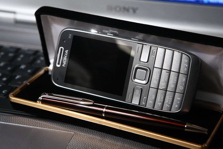 На смену народному мобильнику Nokia E51 приходит новый - Nokia E52.