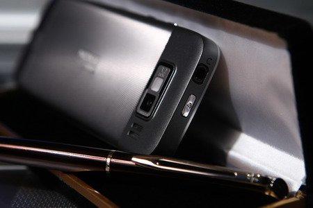 Качество сборки нашего Nokia E52 оценить сложно из-за заводского дефекта.