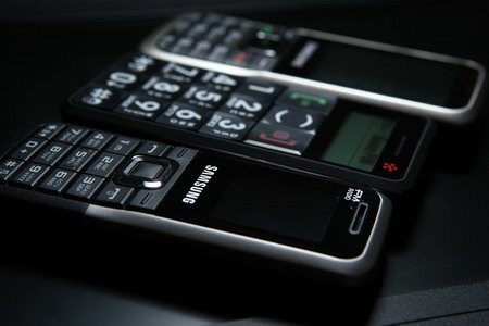 Недорогой телефон с мателлическим корпусом Samsung E1125.