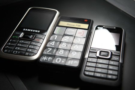 Крупные кнопки и крупный шрифт на дисплее Samsung E1125, Samsung C3060R и ZTE S302.