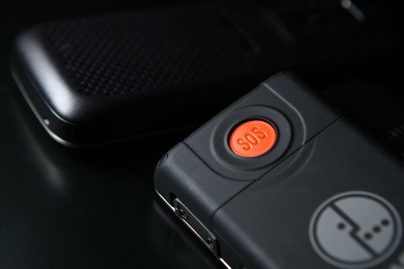 У телефонов Samsung C3060R и МегаФон CP09 есть специальная кнопка SOS.