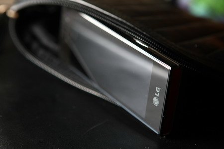 LG BL40 New Chocolate - новый сенсорный телефон.