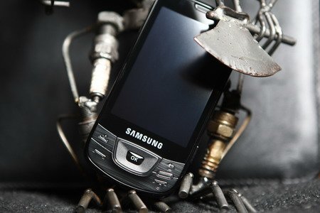 Внешне Samsung i7500 не выделяется чем-то особенным среди других смартфонов.