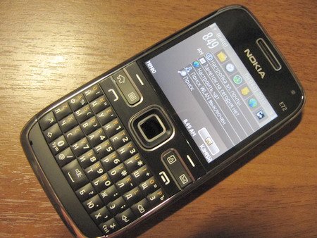 Nokia E72 - это современный смартфон с qwerty-клавиатурой.