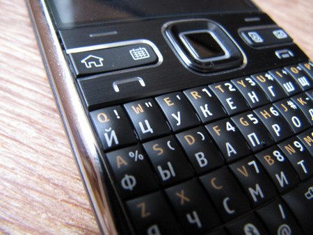Nokia E72 обладает очень удобной клавиатурой для набора сообщений.