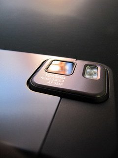 Как было отмечено ранее, задняя поверхность N97 mini выполнена из матового пластика. 