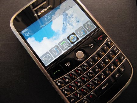 Фотография российской версии BlackBerry Bold 9000.