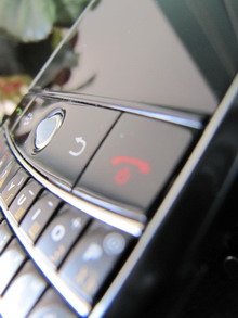 Во внешнем виде BlackBerry 9000 четко прослеживается деловой стиль и богатая функциональность.