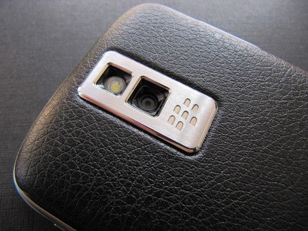 Задняя часть телефона BlackBerry имеет кожаную отделку, что, безусловно, придает солидности и дороговизны.