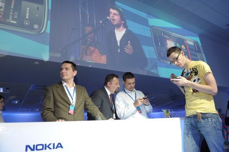 Сейчас розничная сеть Nokia в России состоит из 40 салонов, включая флагманский магазин, расположенный в Москве на Тверской улице.