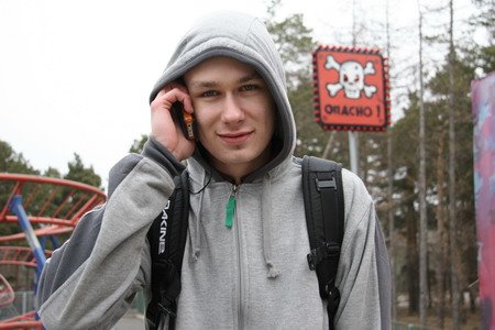 По данным исследования ВЦИОМ 70 % россиян полагают, что излучение сотовых телефонов опасно для здоровья.