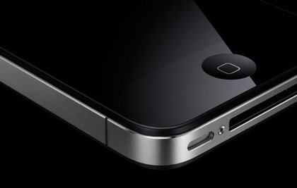 Корпус Apple iPhone четвёртого поколения толщиной 9,3 мм изготовлен из устойчивого к царапинам алюмосиликатного стекла.