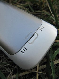 Задняя крышка Nokia C5 изготовлена из стали.