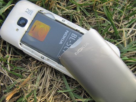 Задняя крышка Nokia C5 изготовлена из стали.