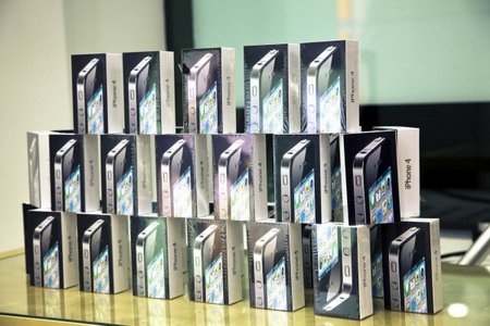 В Екатеринбурге и Челябинске стартовали продажи Apple iPhone 4.
