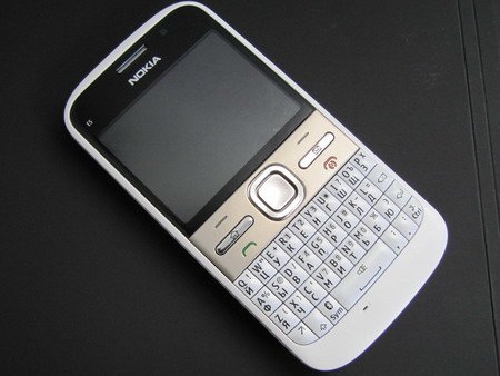 Фотография смартфона Nokia E5.