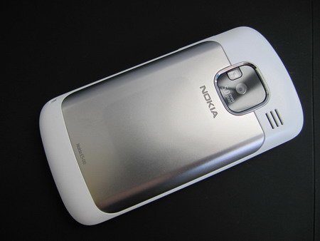 Задняя поверхность смартфона Nokia E5.