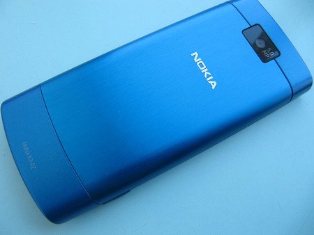 Nokia X3-02 с сенсорным экраном.