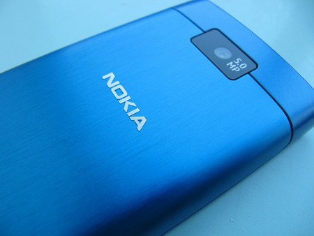 Nokia X3-02 изготовлен из металла.