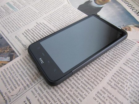Cмартфон HTC Desire HD с 4,3-дюймовым сенсорным экраном.