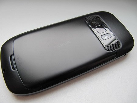 Задняя сторона Nokia C7.
