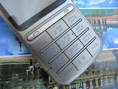 Nokia С3 имеет клавиатуру и сенсорный экран.
