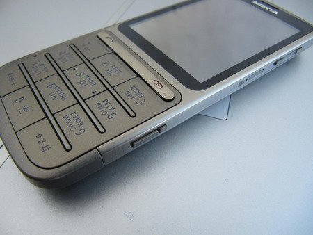 Nokia C3-01 имеет стальной корпус.