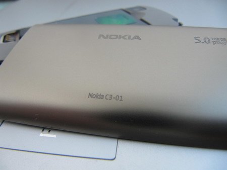 Nokia C3 Touch&Type имеет литий-ионную батарею емкостью 1050 мАч.